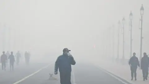 Getty Images A view of Smoggy morning due to Air Pollution, at Kartavya Path, during early morning hours, on November 17, 2024 in New Delhi, India.