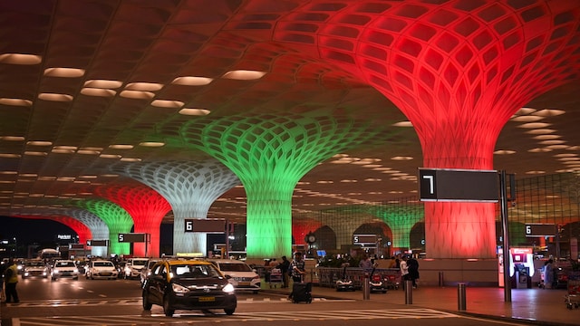 Arrive early at the airport | Give yourself plenty of time to get through security and reach your gate. Arriving two hours before domestic flights or three hours before international flights can prevent last-minute rushes and give you time to relax. (Image: Reuters)