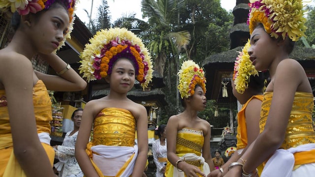 There are various forms of rejang performed during different occasions and rituals in Bali. Wahyuni and her friends have an important role during the festival. Rejang Dewa and Rejang Pucuk, performed on two separate days, are reserved only for girls who have not yet attained puberty. (Image: AP Photo)