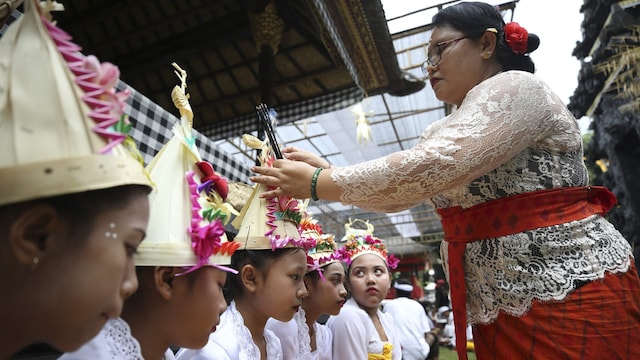 Balinese Hinduism brings together Hindu philosophy and local animist traditions with some Buddhist influence. It is a way of life, building a connection between the people, their heritage, and the divine. (Image: AP Photo)