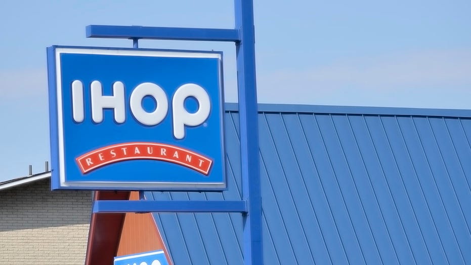 IHOP (International House of Pancakes)