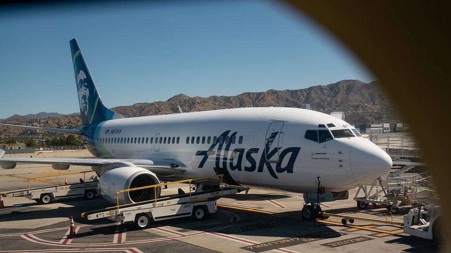 Alaska Airlines Boeing 737-700 in Burbank