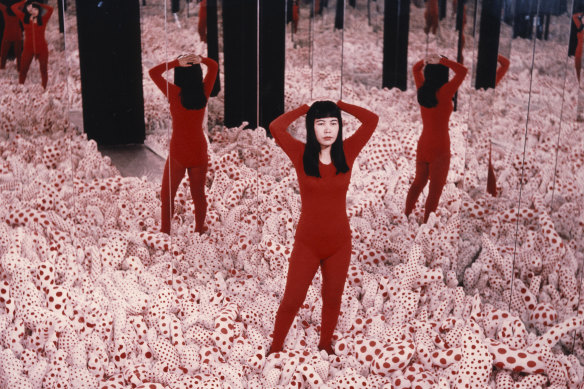 An installation view of Yayoi Kusama’s Infinity mirror room Phalli’s Field in 1965 at the Castellane Gallery, New York.