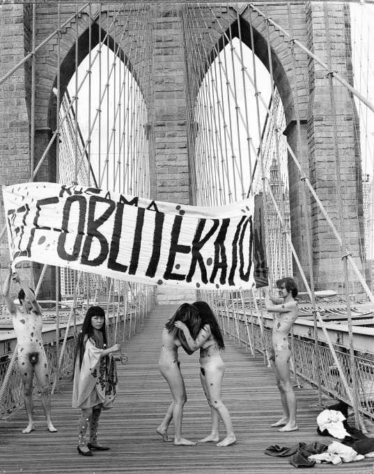 Yayoi Kusama, anti-war happening, Brooklyn Bridge, 1968.