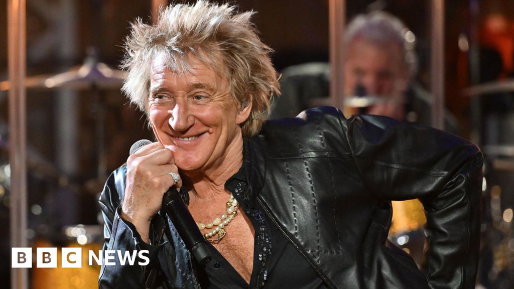 Rod Stewart to play festival’s legends slot