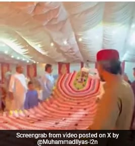 Pak Groom Flaunts 35-Foot Wedding Garland As Gift From Brother