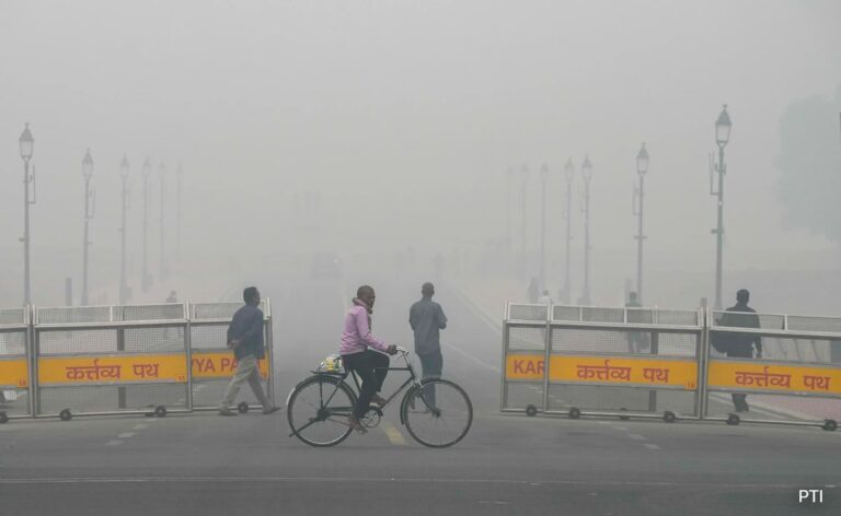 Delhi Air Remains Toxic, Trains Delayed, Schools In Nearby Cities Go Online