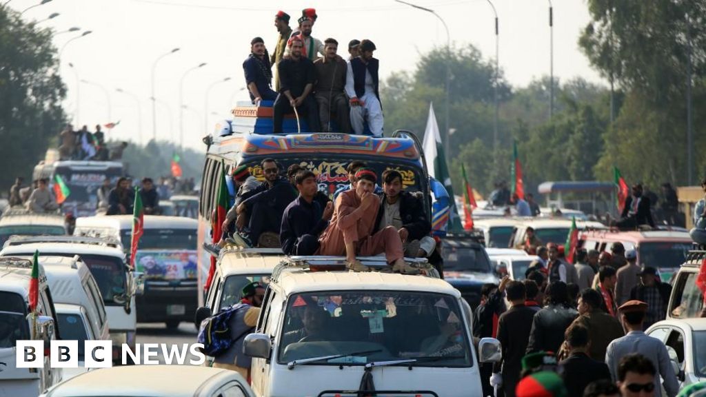 Thousands of ex-PM’s supporters head to Islamabad