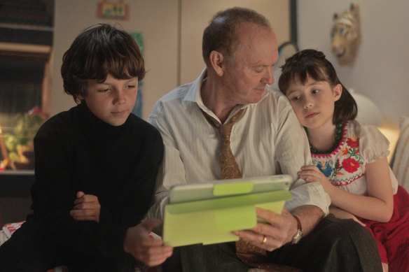 Michael Keaton play Andy Goodrich, who must care for his young twins (played by Jacob Kopera and Vivien Lyra Blair) in Goodrich.