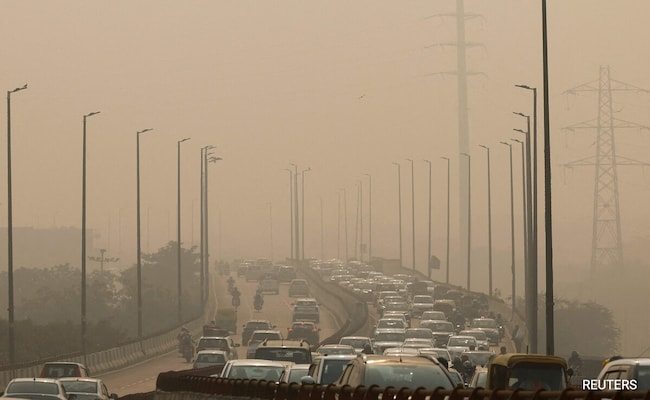 Delhi Air Pollution Live: Over 20 Trains Delayed, AQI Nears 500