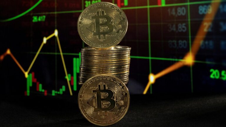 Bitcoin Touches Record High, Sets Sights on 0,000