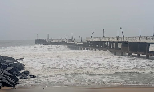 Deep depression stationary over Bay of Bengal, to cross Karaikal-Mahabalipuram, says IMD