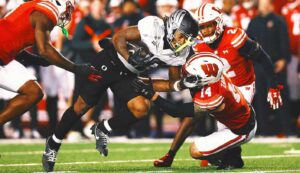 No. 1 Oregon rallies in 4th quarter to beat Wisconsin 16-13