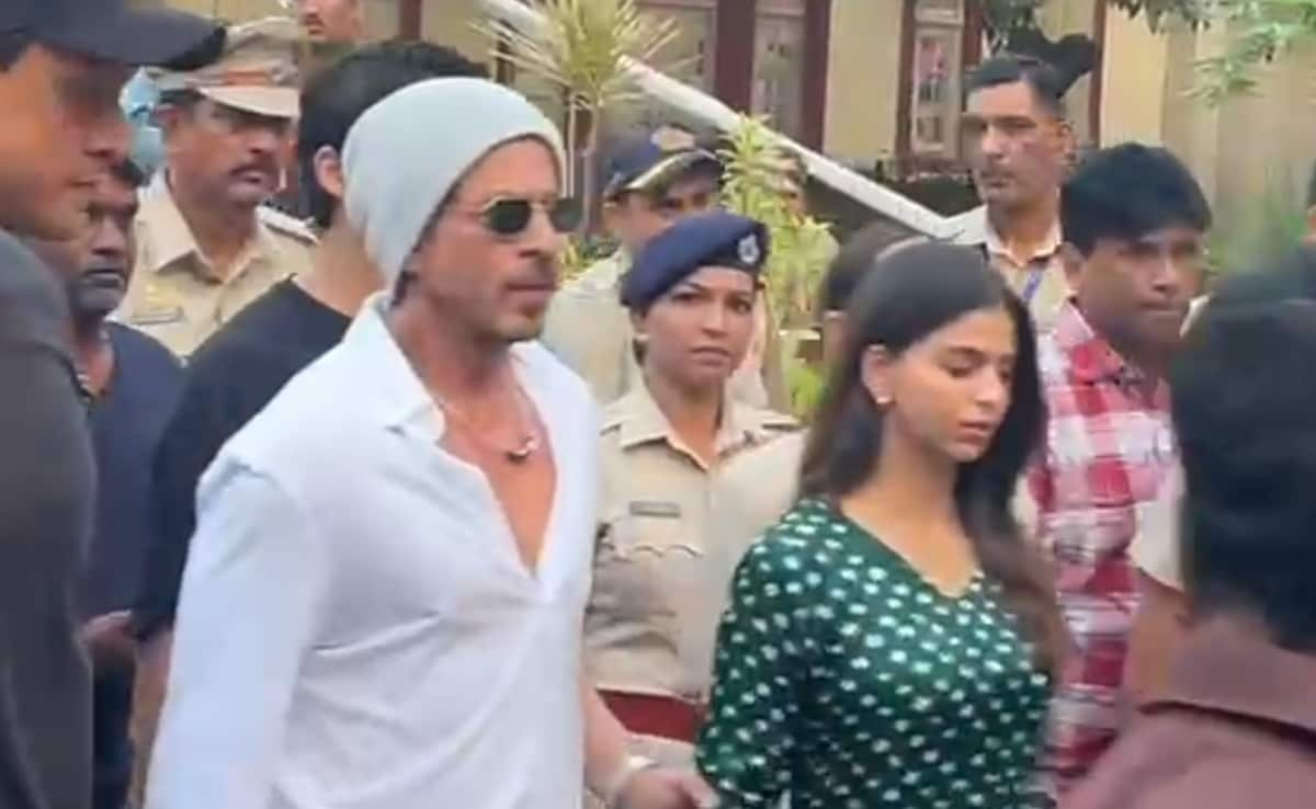 Shah Rukh Khan Casts Vote In Mumbai Along With Family