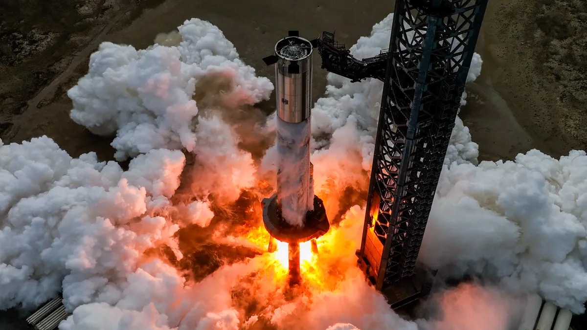 SpaceX Completes Super Heavy Booster Test for Seventh Starship Flight