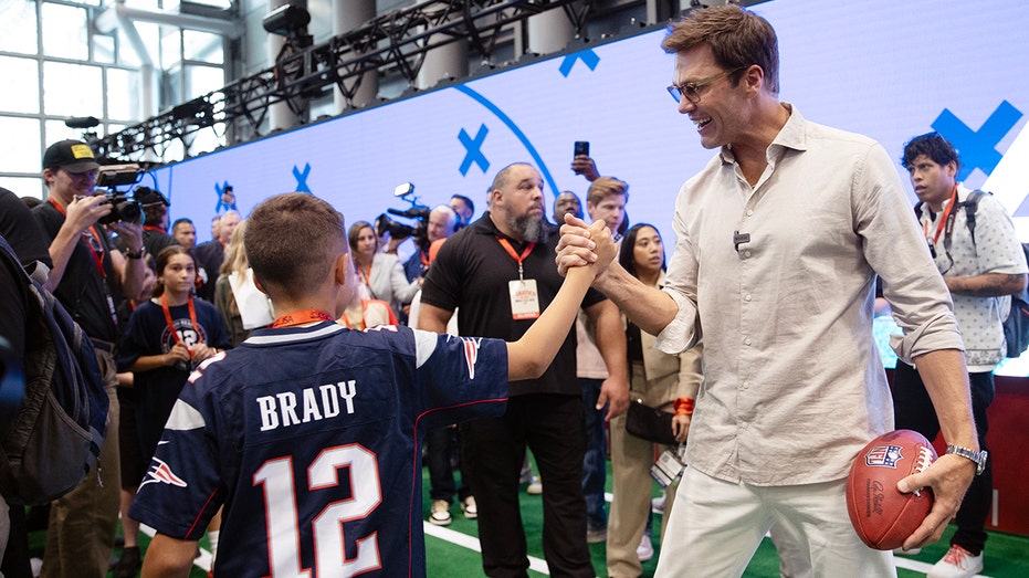 Tom Brady shakes hand of fan