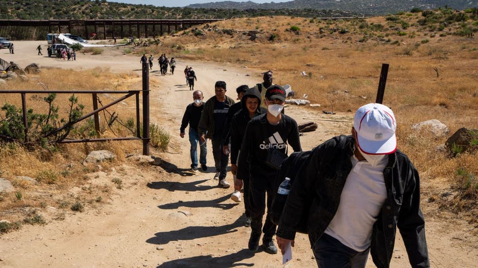 migrants walking into the US in San Diego