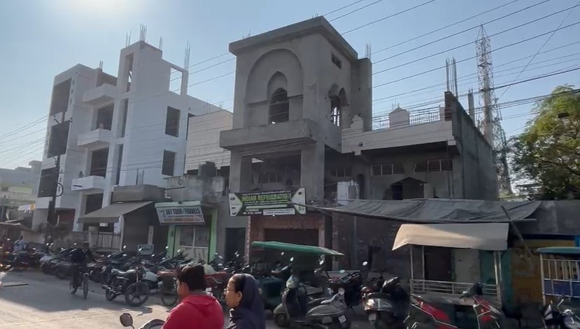 The mosque and the shops in queston. 