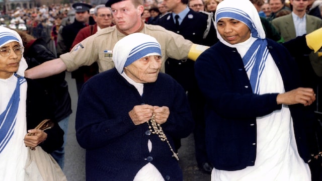 Mother Teresa (C) carries a rosary as she arrives with two other nuns June 4 to attend the beatification ceremony of Father Damien by Pope John Paul II at the Koekelberg Basilica. Father Damien devoted his life to helping lepers on a remote Hawaiian island a century ago - PBEAHUNBRDS