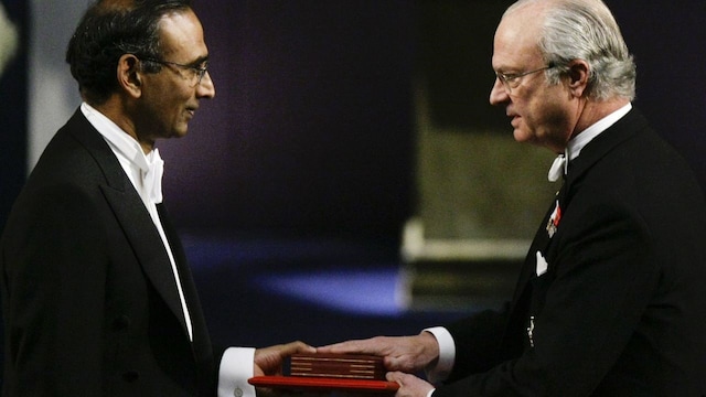 Venkatraman Ramakrishnan of United Kingdom receives the 2009 Nobel Prize in Chemistry from Sweden's King Carl XVI Gustaf (R) at the Concert Hall in Stockholm December 10, 2009. /Reuters