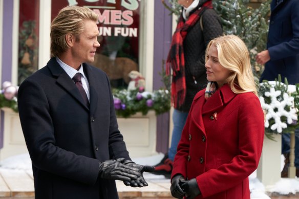 Christa Taylor Brown and Chad Michael Murray in Christmas on Windmill Way (2023).