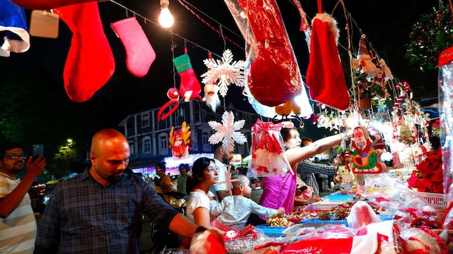 Lokhandwala Market, Andheri | The Lokhandwala Market in Andheri is a shopper's paradise, especially during the festive month of December. This vibrant market is adorned in red and white decorations that exude festive cheer. Here, you can discover a wide range of Christmas goodies, including decorations, Christmas trees and unique gifts. This market has something for everyone, so get ready and make the most of your Christmas shopping experience here.