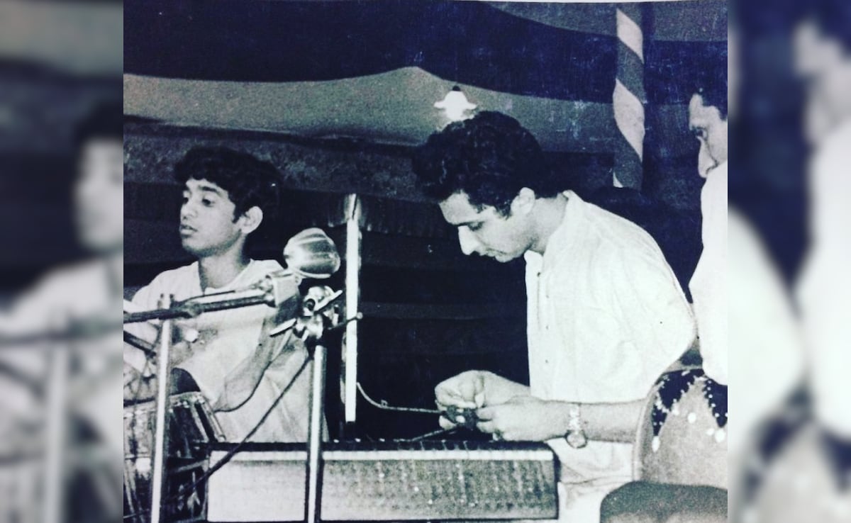 Zakir Hussain (left) with his mentor and a pioneer in Indian classical music Pt Shiv Kumar Sharma (right)