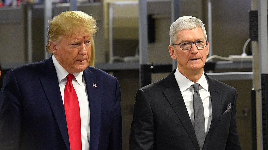 Tim Cook with Trump in 2019