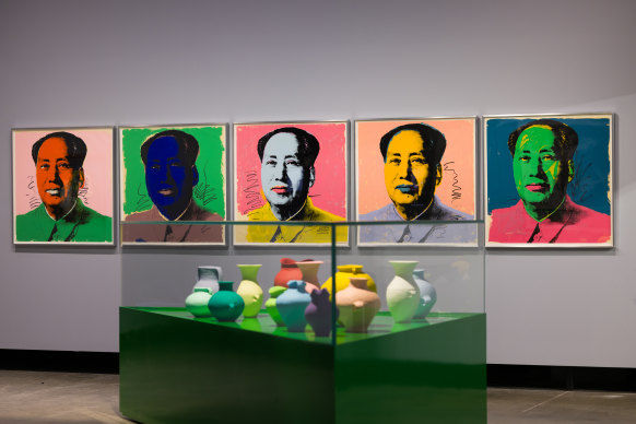 Foreground: Painted vases (2006), Ai Weiwei. Background: Mao (1972), Andy Warhol.