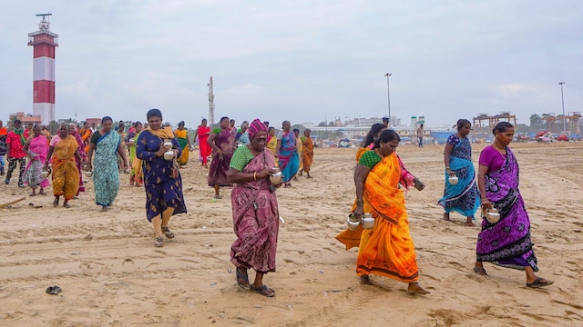 The unprecedented devastation due to the fury of the waves affected around 50 town panchayats of six coastal districts of Kancheepuram, Villupuram, Cuddalore, Nagapattinam, Kanyakumari, and Thoothukudi in the state. (PTI)