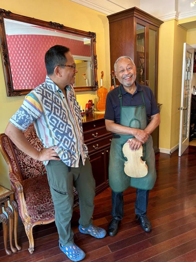 Howie Severino with his fatherâs 90-year-old college classmate, Bobby Arboleda, now a violin maker in Tokyo.