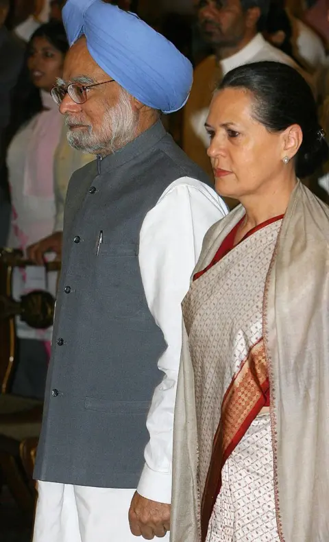 Getty Images In this picture taken 24 October 2006,  Manmohan Singh (left) is seen with then Congress Party President Sonia Gandhi at an oath taking ceremony for new cabinet ministers in Delhi.