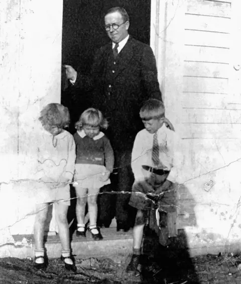 Corbis/Getty Images James Earl Carter Sr poses with his children, future US President Jimmy Carter, and siblings Gloria and Ruth, Plains, Georgia, circa 1920s