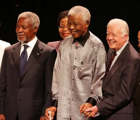 Getty Images Nelson Mandela (C), celebrating his 89th birthday, stands flanked by ex-US president Jimmy Carter (R) and former UN chief Kofi Annan (L), during the launching ceremony of the group known as The Elders 18 July 2007 in Johannesburg. 