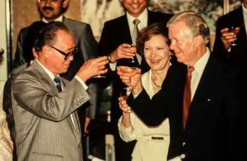 Getty Images Chinese Premier Zhao Ziyang shares a toast with married couple, former US First Lady Rosalyn Carter and former US President Jimmy Carter, Beijing, China, June 29, 1987. 