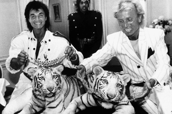 Roy Horn (left) and Siegfried Fischbacher with two of their rare white tigers in 1987.