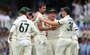 Australian Players Wear Black Armbands In Memory Of Phil Hughes And Ian Redpath