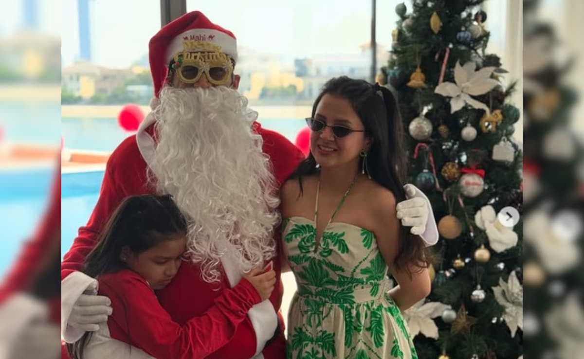 MS Dhoni Sets Internet Ablaze With New ‘Santa Claus’ Look, Poses With Wife Sakshi And Daughter Ziva