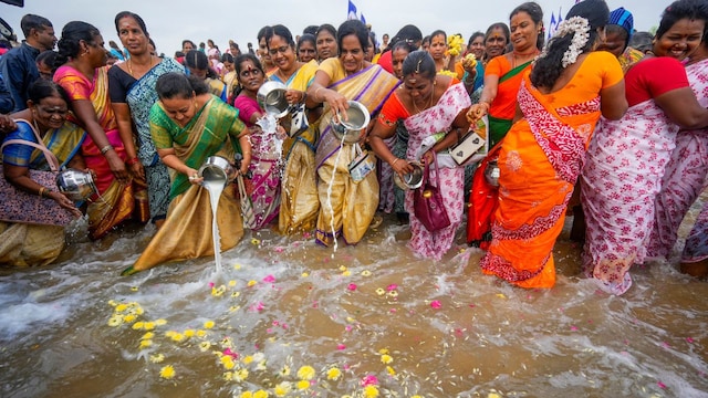 Twenty years ago, massive Tsunami struck the state of Tamil Nadu. People offered milk and flowers to the sea, silent processions and prayers along lengthy coastline today. (PTI)