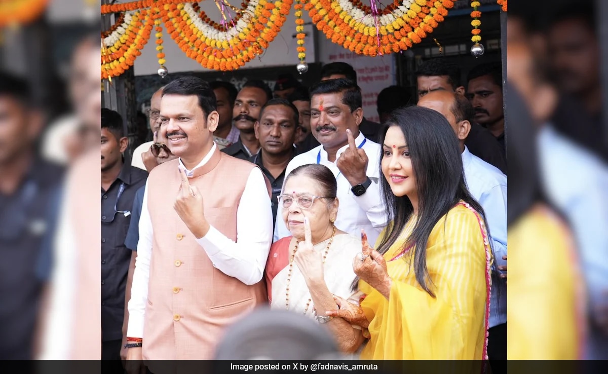 Meet Amruta Fadnavis - Banker, Singer, Wife Of Devendra Fadnavis