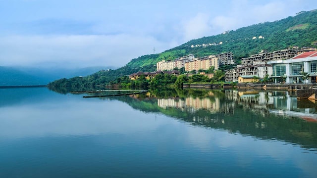 No 5. Lavasa | This hill station is well known for its lakeside promenade, adventure activities and picturesque landscapes. Some of the famous tourist destinations here include Lavasa Nature Trail, Lakeshore Watersport and Devkund Waterfall. (Image: Shuttertock)