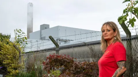 BBC/Jon Parker Lee A resident living close to the UK's biggest incinerator in Runcorn, Cheshire