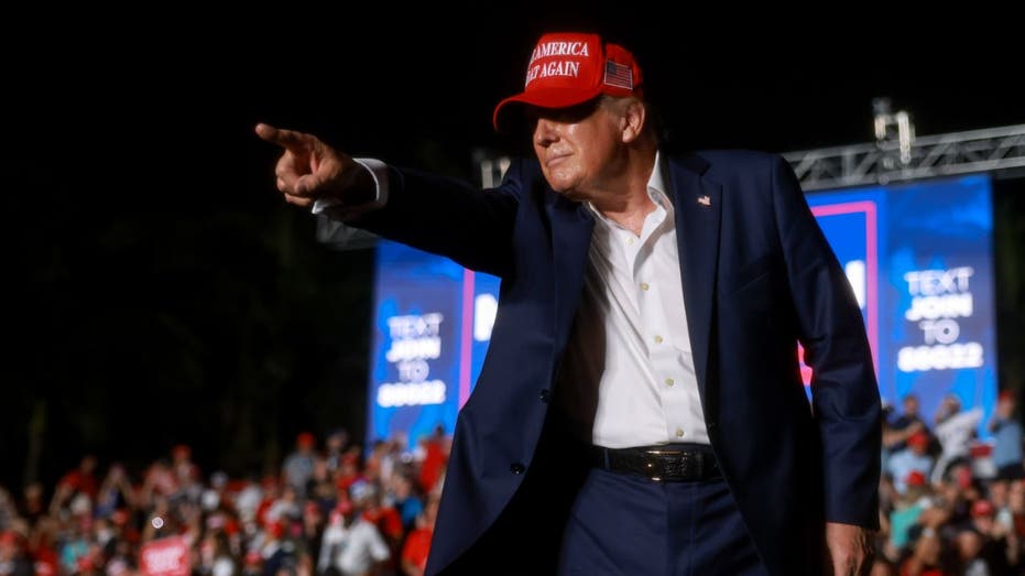 Trump points during campaign rally