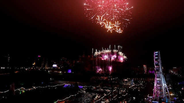 Edinburgh | As the year ends, Edinburgh transforms into a festive wonderland. The renowned Hogmanay celebrations mark the arrival of the New Year in the city. This street party is an electrifying event that brings many people under a canopy of twinkling lights and fireworks. The city boasts a grand three-day extravaganza that starts with a magical torchlight procession.