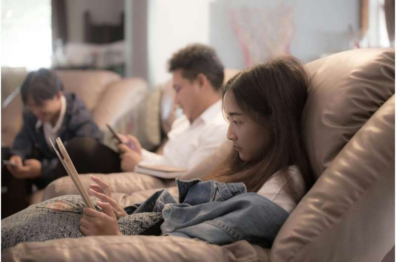 people using phones ignoring friends