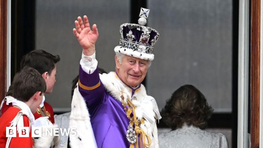 Mama wore coronation crown at bath time to practice, says King