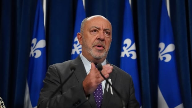 Quebec bill would fine new doctors up to 0K per day for leaving public system