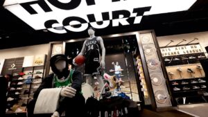 Foot Locker shares sink after weak quarterly results