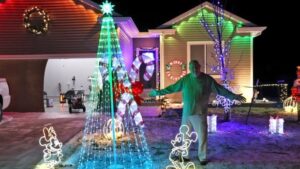 Iowa man decorates entire block to give wife with Alzheimer’s a magical Christmas memory