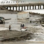 One dead in Ecuador, Peru ports closed amid massive waves